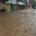 Jalan Jatinegara Barat Tergenang Akibat Ciliwung Meluap