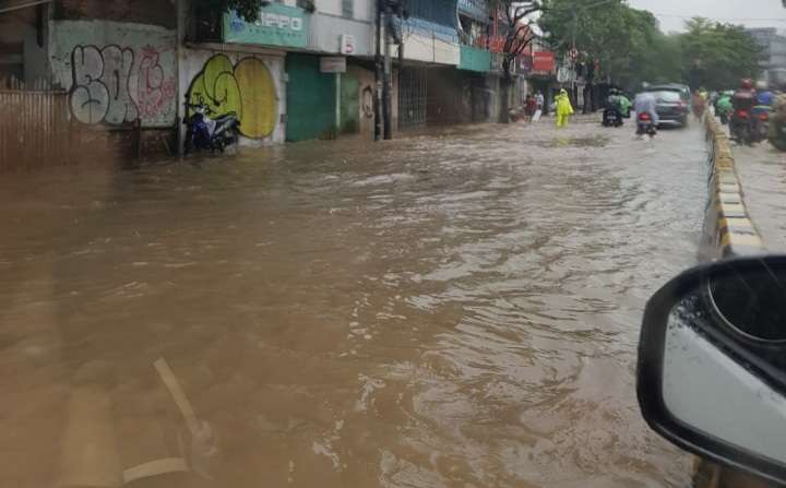 Jalan Jatinegara Barat Tergenang Akibat Ciliwung Meluap