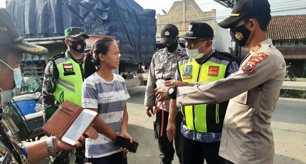 Polsek Bulakamba Bagikan Masker Gratis Di Pasar Setempat