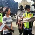 Polsek Bulakamba Bagikan Masker Gratis Di Pasar Setempat