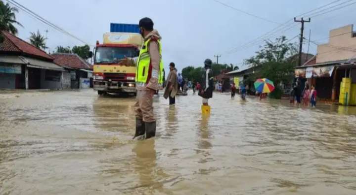 Pantura Indramayu Lumpuh, Tol Cipali Banjir, Terus Lewat Mana Dong? Pantura Indramayu Lumpuh, Tol Cipali Banjir, Terus Lewat Mana Dong?
