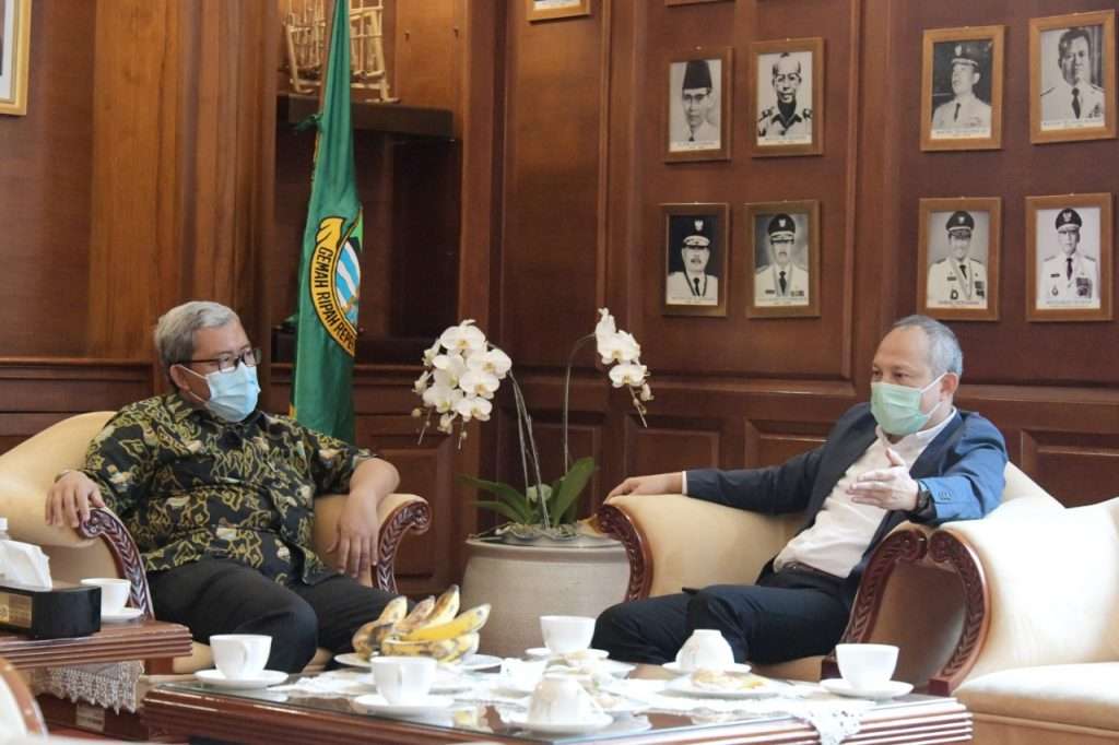 Jangan Ragu Divaksin! Kang Aher Merasa Sehat Usai Suntikan Kedua