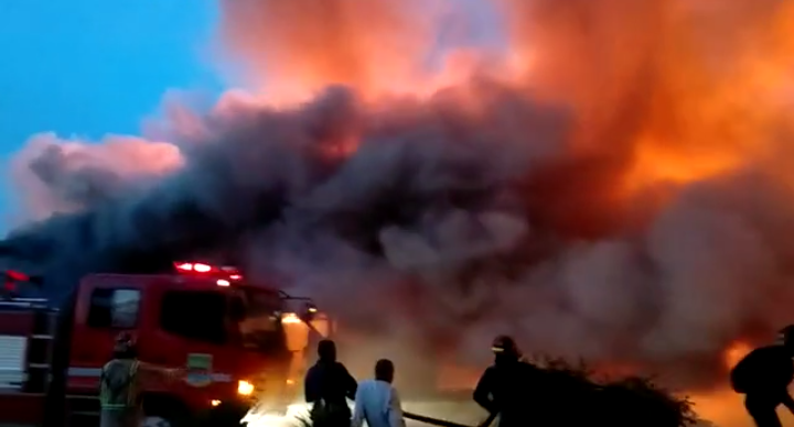 Kebakaran Hebat Hanguskan Sejumlah Lapak di Bekasi