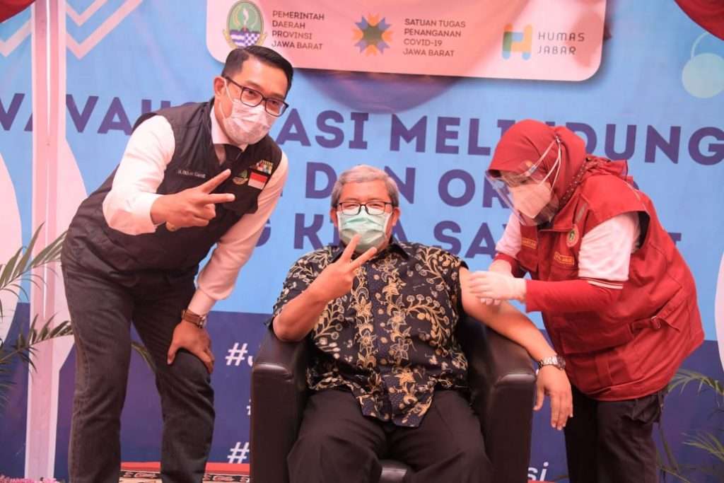 231 Ulama & Tokoh Jabar Divaksin, Termasuk Kang Aher 231 Ulama & Tokoh Jabar Divaksin, Termasuk Kang Aher