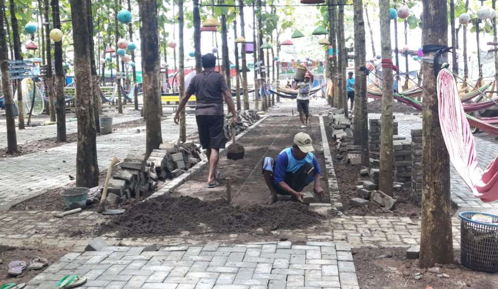 Usir Becek, Wisata Ayunan Jati Ciledug Dipasang Batako