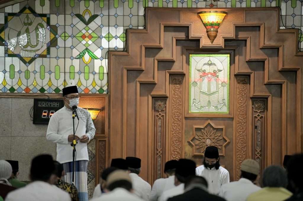 Gub Jabar Tarawih Perdana di Masjid Pusdai, Prokes Diterapkan Super Ketat