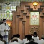 Gub Jabar Tarawih Perdana di Masjid Pusdai, Prokes Diterapkan Super Ketat