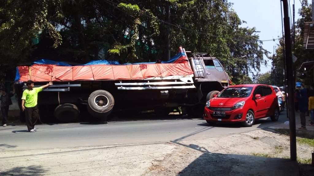 Truk Bermuatan GRC Plafon Terperosok di Bekas Galian Pipa PDAM TB Truk Bermuatan GRC Plafon Terperosok di Bekas Galian Pipa PDAM TB