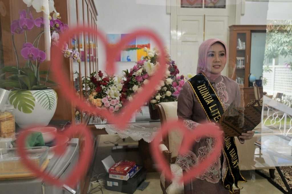 Inspiratif! Meski Positif COVID, Atalia Tetap Bekerja