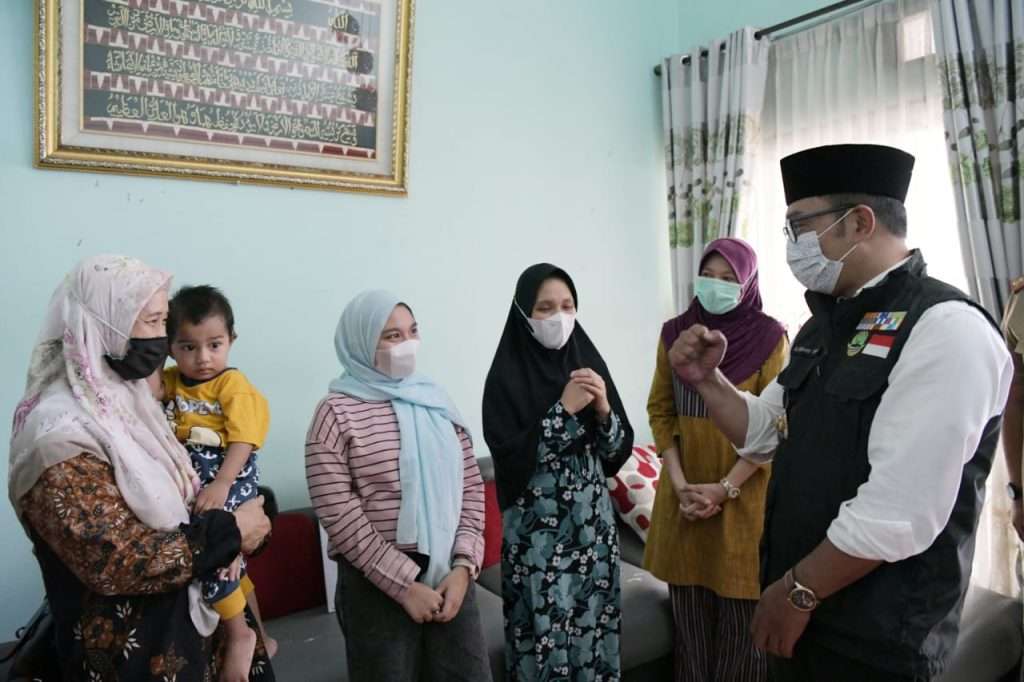 Gubernur Jabar & bank bjb Beri Uang Kadeudeuh Untuk Keluarga Kru KRI Nanggala-402 Gubernur Jabar & bank bjb Beri Uang Kadeudeuh Untuk Keluarga Kru KRI Nanggala-402