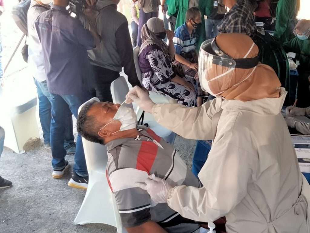 Polisi Periksa Kesehatan Antigen dan Sosialisasi Penyekatan Wilayah Polisi Periksa Kesehatan Antigen dan Sosialisasi Penyekatan Wilayah