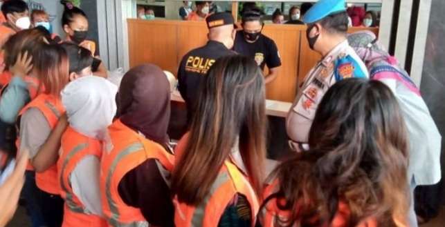 Cewek Open BO, Preman, Hingga Penjudi 'Di-display' Polisi