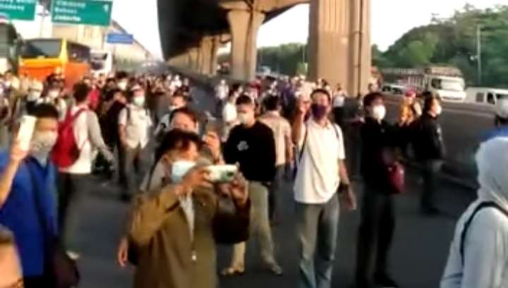 Mau Berangkat Kerja Disuruh Putar Balik, Pengguna Jalan Di Cikarang Ngamuk