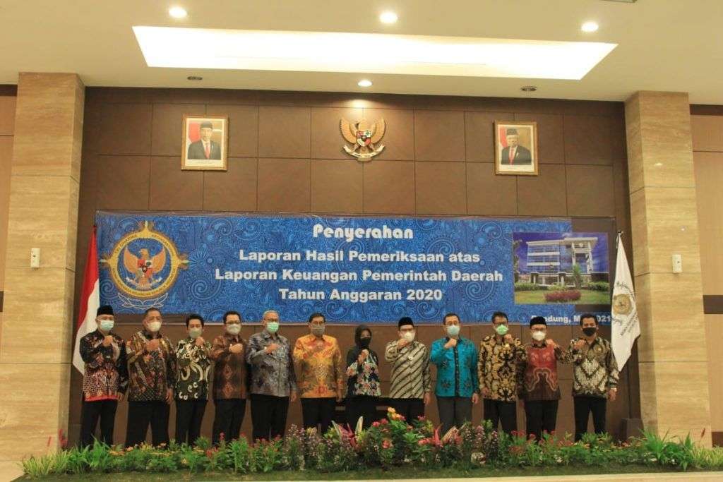 BPK Jabar Serahkan LHP 2020 Kepada Enam Daerah BPK Jabar Serahkan LHP 2020 Kepada Enam Daerah