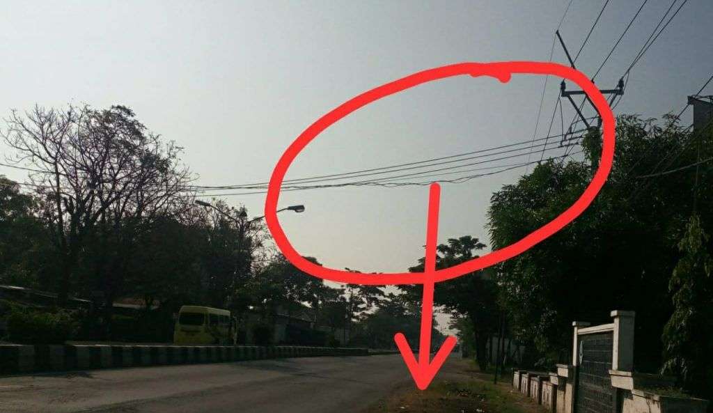 Kabel PLN Melintang Di Pantura Losari Tak Dijaga, Pemotor Celaka!
