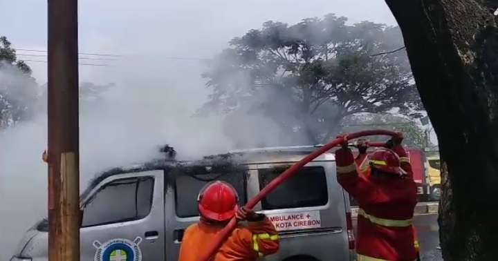 Korsleting, Ambulance Terbakar Hangus Di Pantura Pangenan - Cirebon