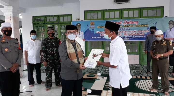 Buka Bersama Di Dompyong Wetan, Bupati Cirebon Sumbang Rp 15 Juta Untuk Masjid Al-Muawanah Buka Bersama Di Dompyong Wetan, Bupati Cirebon Sumbang Rp 15 Juta Untuk Masjid Al-Muawanah