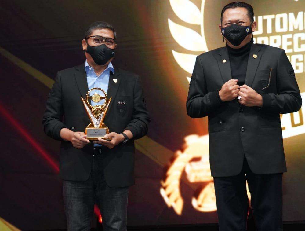 Dankodiklatad Terima Penghargaan Indonesian Automotive Figure dari IMI Dankodiklatad Terima Penghargaan Indonesian Automotive Figure dari IMI