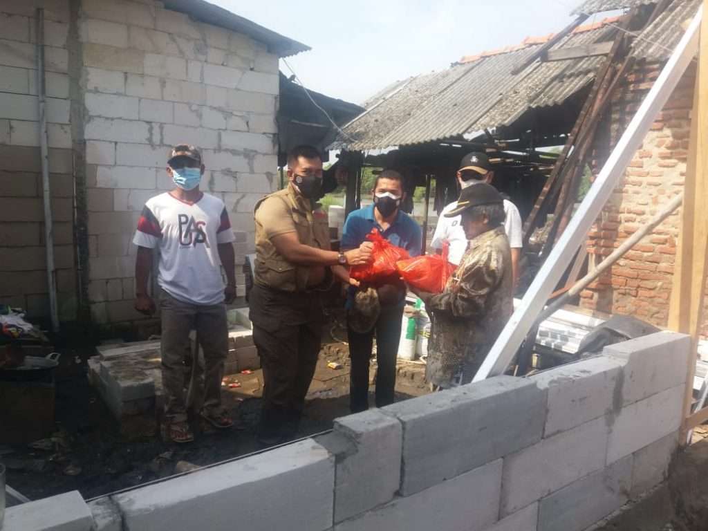 Asda I dan Camat Muaragembong Salurkan Bantuan Rutilahu