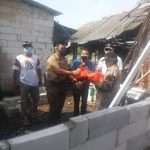 Asda I dan Camat Muaragembong Salurkan Bantuan Rutilahu