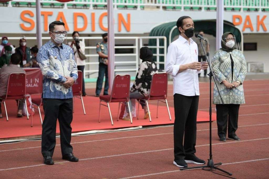 Gubernur Dampingi Presiden Lihat Vaksinasi Massal di Stasiun dan Lapangan Bola Gubernur Dampingi Presiden Lihat Vaksinasi Massal di Stasiun dan Lapangan Bola
