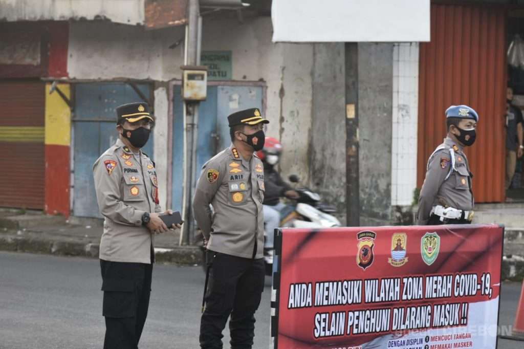 Kapolresta Cirebon Kombes Pol Arif Budiman Pantau Langsung Penyekatan Jalan Di Sumber