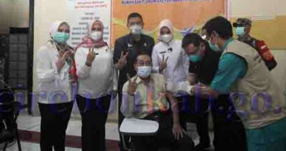 Hari Lansia, Eks Direktur RSUD Waled Usia 80 Tahun Divaksin Covid Hari Lansia, Eks Direktur RSUD Waled Usia 80 Tahun Divaksin Covid