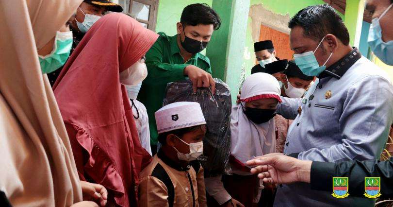 Bupati Bekasi Salurkan Bantuan dari Baznas dan CSR di Kecamatan Tambelang Bupati Bekasi Salurkan Bantuan dari Baznas dan CSR di Kecamatan Tambelang