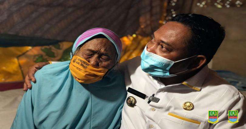 Blusukan ke Sukatani, Bupati Bekasi Bantu Rumah Warga yang Tak Layak Huni