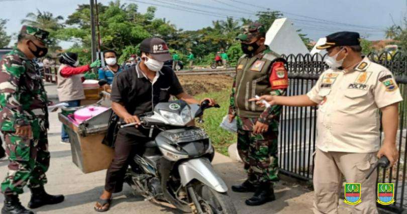 Cegah Penyebaran Covid-19, Pol PP Kab. Bekasi Laksanakan Operasi Bhakti Praja di Desa Srimahi Cegah Penyebaran Covid-19, Pol PP Kab. Bekasi Laksanakan Operasi Bhakti Praja di Desa Srimahi
