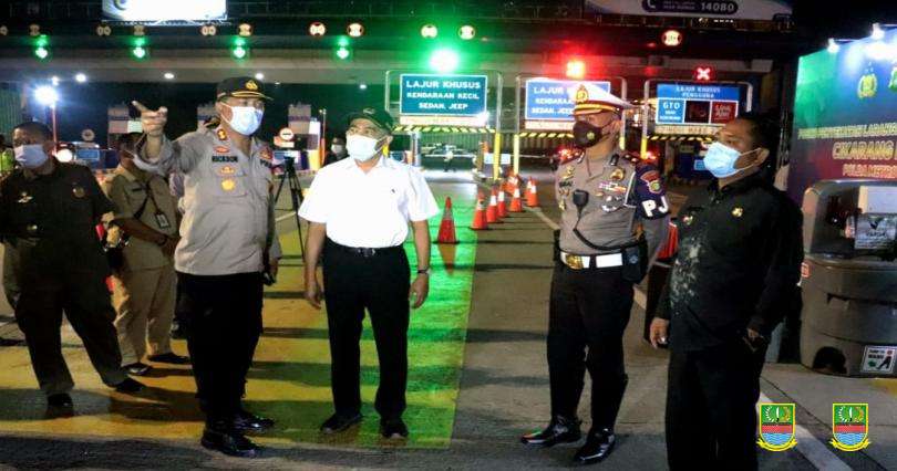 Dampingi Menko PMK, Bupati Bekasi Tinjau Posko Penyekatan Arus Mudik