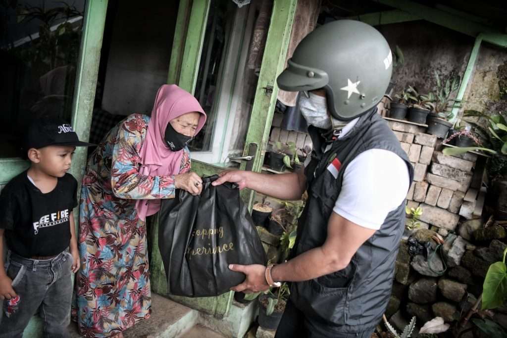 Turun ke Lapangan, Ridwan Kamil Bagikan Bantuan kepada Masyarakat Kabupaten Bogor dan Cianjur Turun ke Lapangan, Ridwan Kamil Bagikan Bantuan kepada Masyarakat Kabupaten Bogor dan Cianjur
