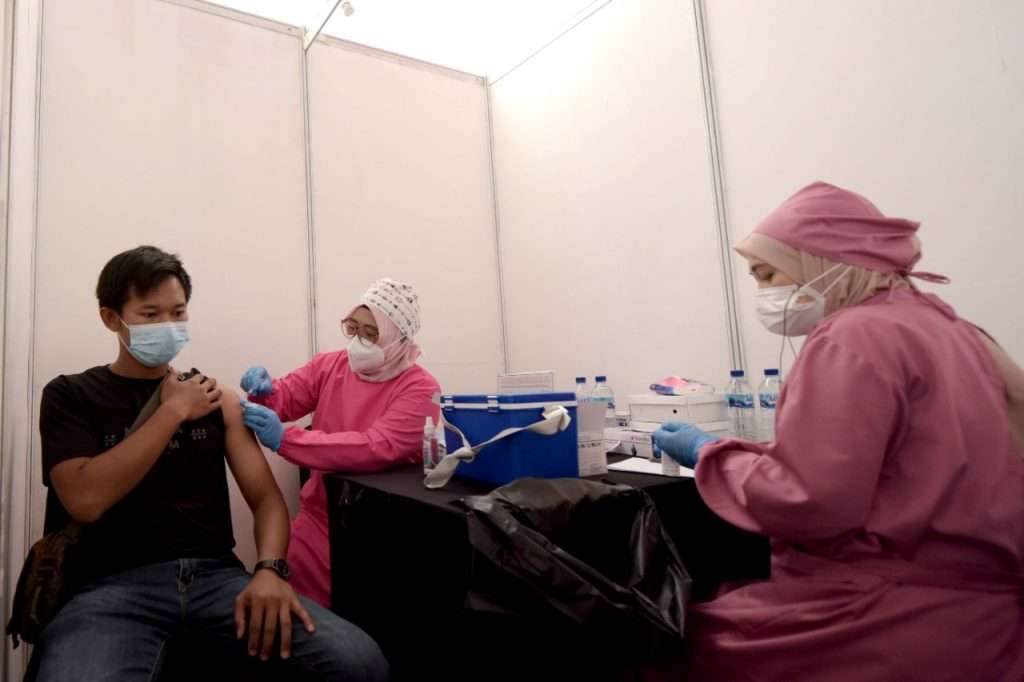 Uu Ruzhanul Tinjau Sentra Vaksinasi BPBD Jabar di Karawang dan Bekasi
