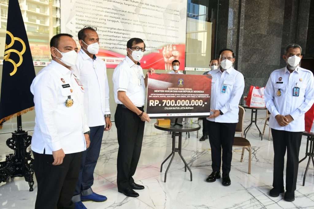 LaCika Salurkan Bantuan Kumham Peduli dari Kemenkumham pada Masyarakat Terdampak Covid-19 LaCika Salurkan Bantuan Kumham Peduli dari Kemenkumham pada Masyarakat Terdampak Covid-19