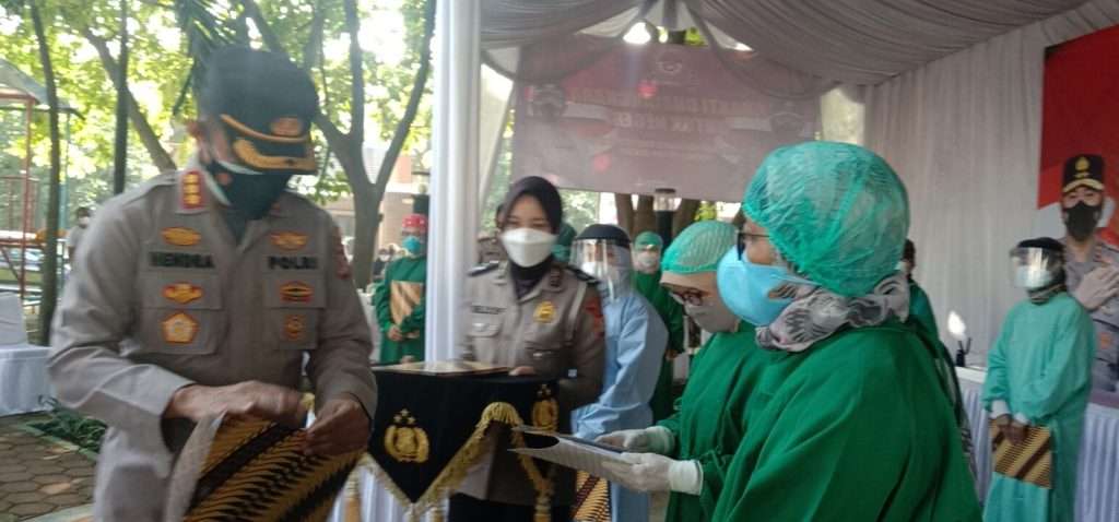 Para Nakes Diberikan Piagam Penghargaan dari Polrestro Bekasi, Soal Ini!