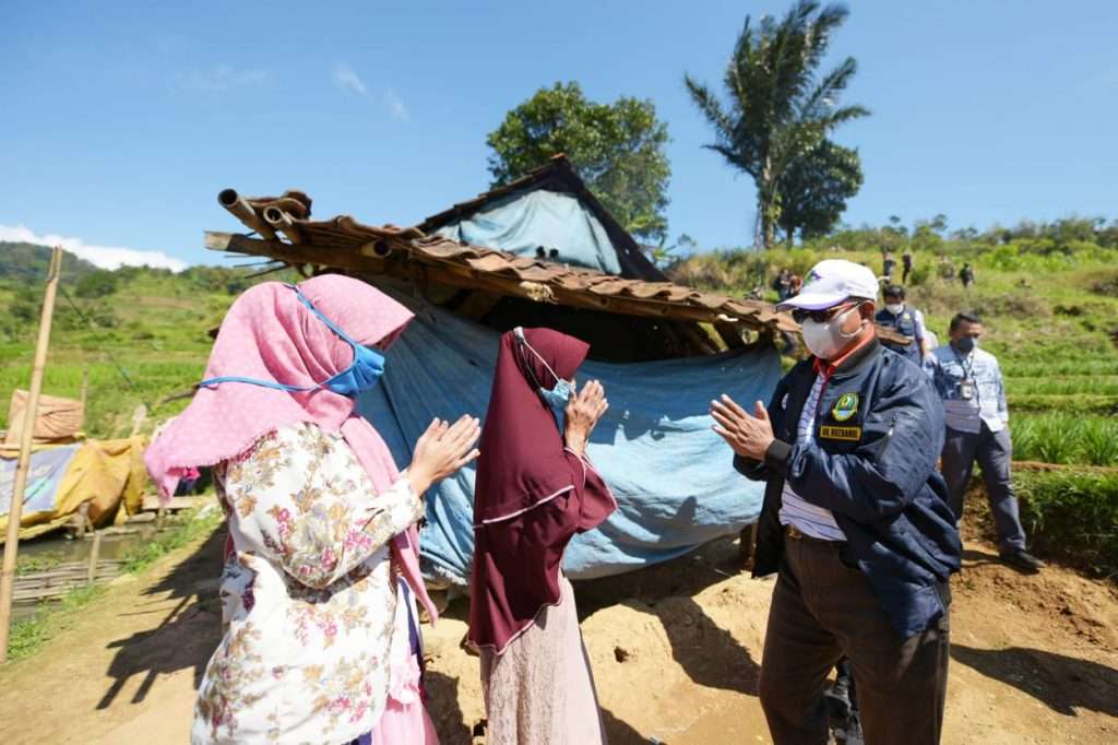 Wagub Ruzhanul Serahkan Bantuan Perbaikan Rutilahu di Majalengka Wagub Ruzhanul Serahkan Bantuan Perbaikan Rutilahu di Majalengka
