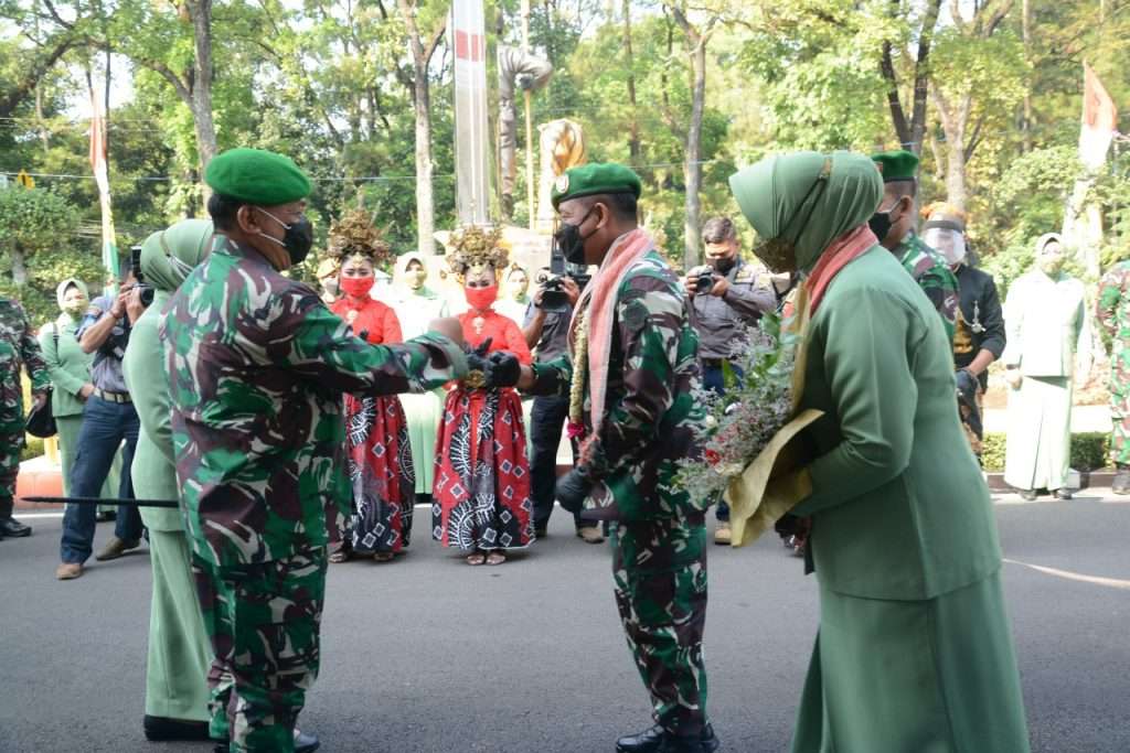Kodam III/Siliwangi Gelar Tradisi Sambut Pangdam Baru Kodam III/Siliwangi Gelar Tradisi Sambut Pangdam Baru