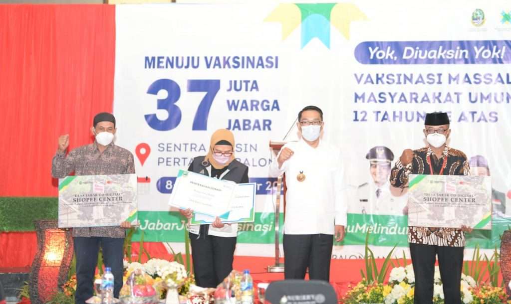 Ridwan Kamil Serahkan Bantuan Keuangan Khusus Desa Ridwan Kamil Serahkan Bantuan Keuangan Khusus Desa