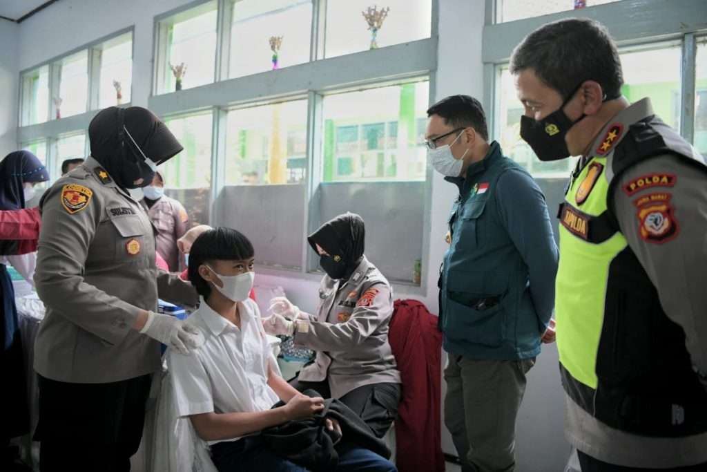 Safari Vaksinasi dan Baksos Ridwan Kamil Tinjau Vaksinasi Pelajar SMP Negeri 6 Kota Tasikmalaya Safari Vaksinasi dan Baksos Ridwan Kamil Tinjau Vaksinasi Pelajar SMP Negeri 6 Kota Tasikmalaya