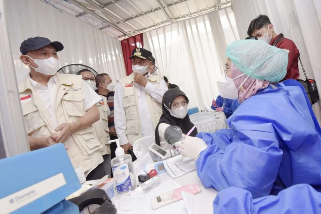 Uu Ruzhanul Dampingi Menteri Koperasi dan UKM Tinjau Vaksinasi di Garut