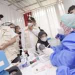 Uu Ruzhanul Dampingi Menteri Koperasi dan UKM Tinjau Vaksinasi di Garut