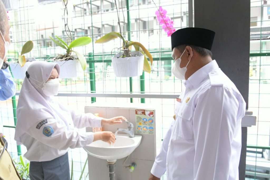 Tinjau PTM di Tasikmalaya, Wagub Jabar Pastikan Prokes Diterapkan dengan Ketat