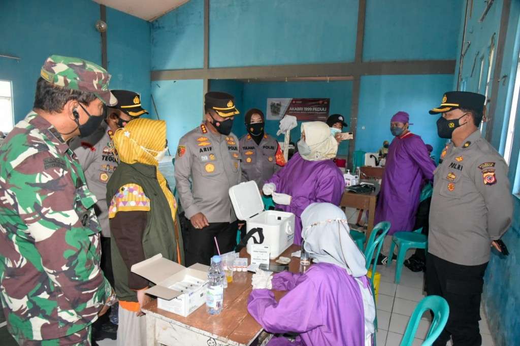 Belasan Ribu Orang Ikuti Vaksinasi Massal Gratis dari Polresta Cirebon Belasan Ribu Orang Ikuti Vaksinasi Massal Gratis dari Polresta Cirebon