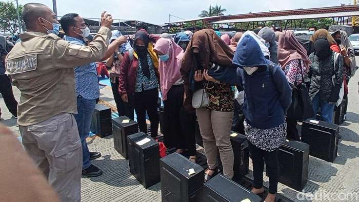 Polda Jabar Tangkap 89 Debt Collector Pinjol Polda Jabar Tangkap 89 Debt Collector Pinjol