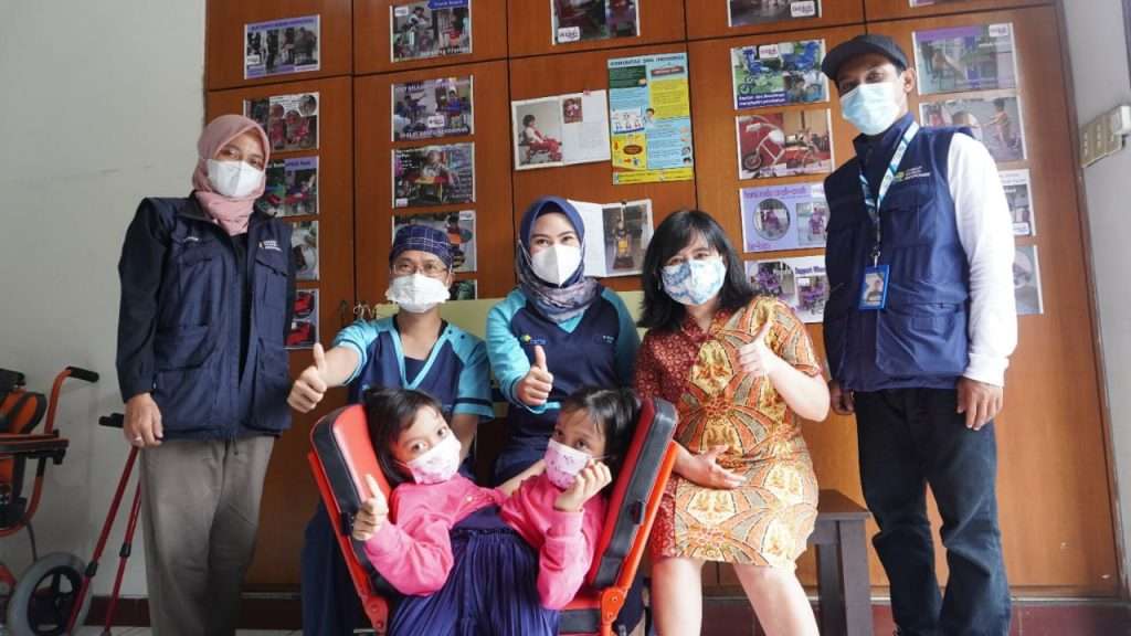 Kursi Roda Khusus Untuk Si Kembar Siam "Putri dan Dewi" Kursi Roda Khusus Untuk Si Kembar Siam "Putri dan Dewi"