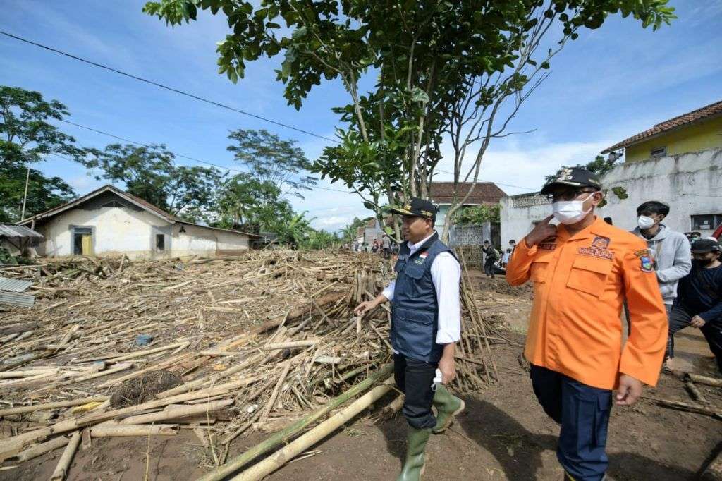 Pak Uu Salurkan Bantuan ke Warga Garut Terdampak Banjir Bandang