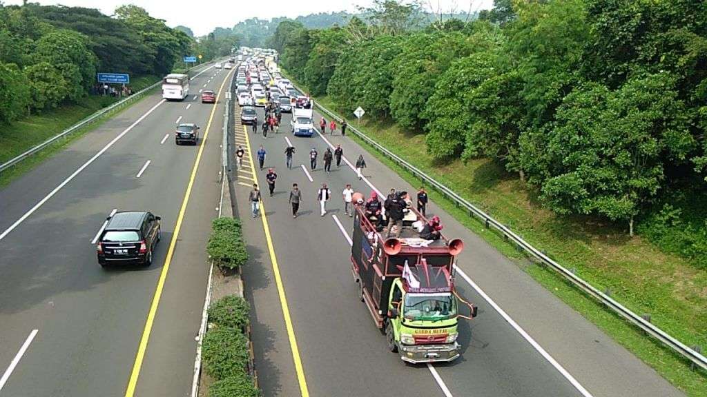 Gubernur Ridwan Kamil Tetapkan Besaran UMK di Jawa Barat Gubernur Ridwan Kamil Tetapkan Besaran UMK di Jawa Barat