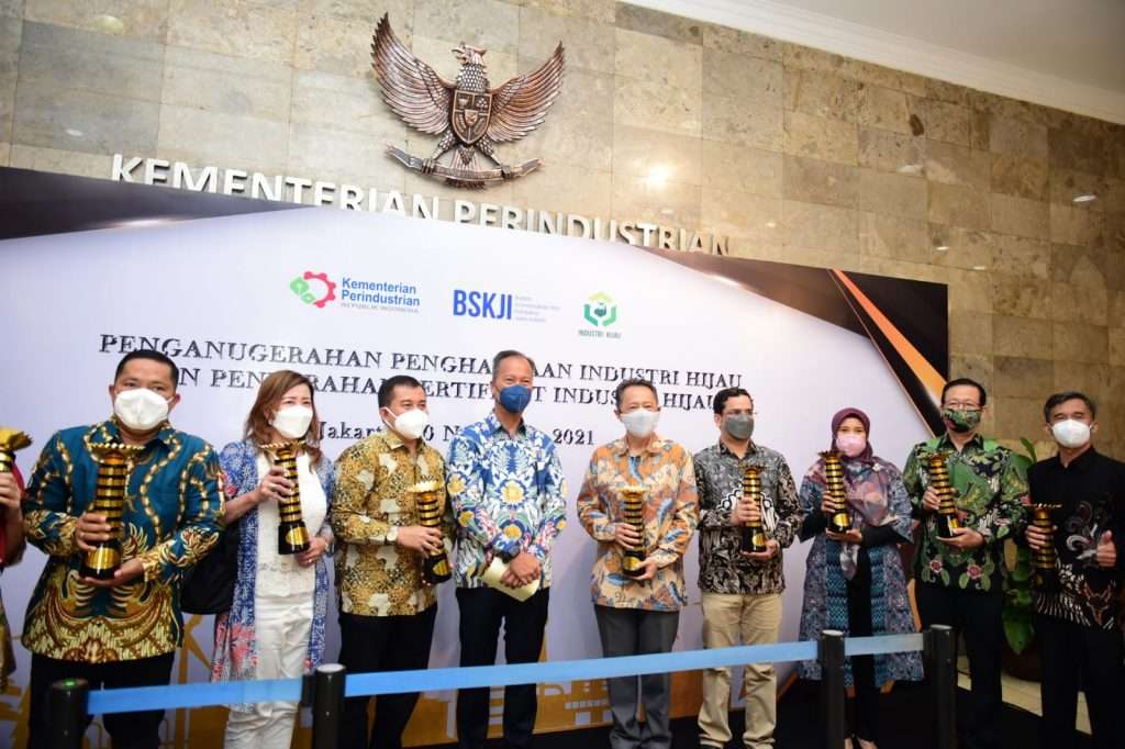 Fajar Surya Wisesa Raih Piala Industri Hijau