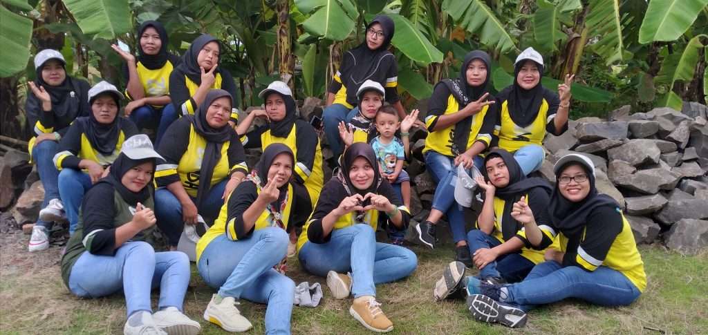 Ibu-ibu “Senam Pakulen Ceria” Makin Ceria Dihibur Vokalis SP Band Ibu-ibu “Senam Pakulen Ceria” Makin Ceria Dihibur Vokalis SP Band