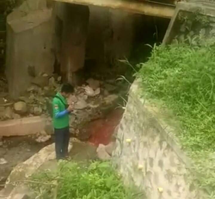 Limbah Cair Merah Diduga Sengaja Dibuang ke Kali Sadang